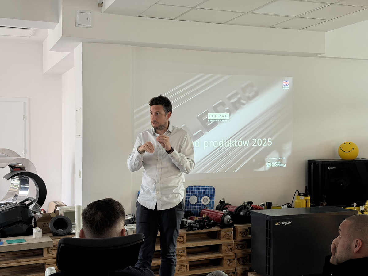 Simon Lopez Elecro prowadzi szkolenie produktowe w siedzibie Aquamonkey w Warszawie